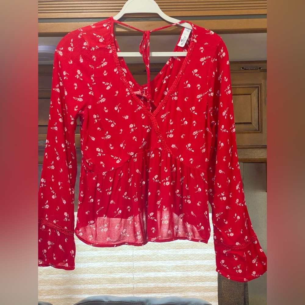 4/$25*Hollister, featuring a V-neck, peplum hem, and long flared sleeves. L - Picture 2 of 7